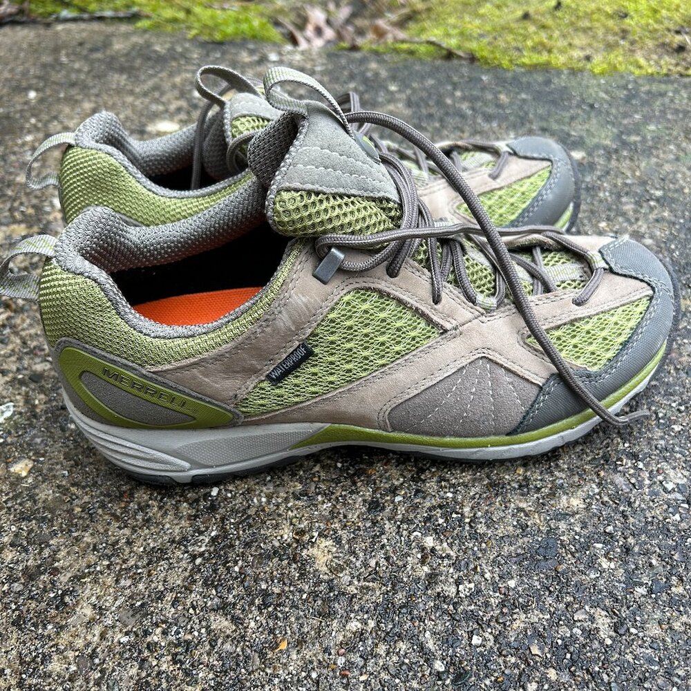 New Women's Merrell Sz 7 hiking boots